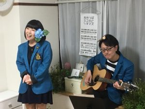 生配信で生演奏中のおかっぱミユキとシネマズ