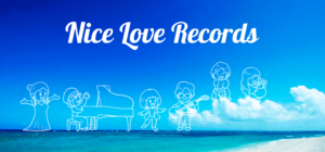Nice Love Records公式サイトのメインビジュアル画像。気持ちいいさわやかな青空の写真に、おかっぱミユキによる各アーティストの似顔絵イラストが描かれている。